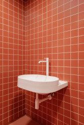 BY architects navrhli v areálu Nuselského pivovaru coworkingový prostor MIMAMI, kam koupelnové vybavení dodal Ravak. (Coworkingový prostor MIMAMI BY architects)