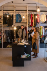 V obchodě se každý rok prodá 25 tisíc položek, 300 000 korun z výtěžku putuje na ekologické projekty na Moravě. (Interiér dobročinného obchodu Nadace Veronica; studenti FA VUT)