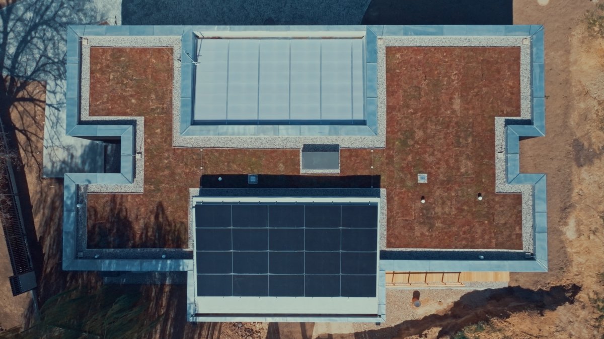 Zelená střecha je doplněna o fotovoltaiku