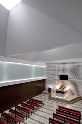 Krov byl rozdělen na tři části se světelným zdrojem (Interiér smuteční síně; Atelier 38)