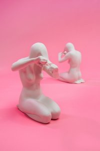 Objev roku: Monika Martykánová / kolekce porcelánových sošek Alegorie Covidu