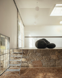 Stodola proměněná v sochařský ateliér od architekta Thomase Randall-Page