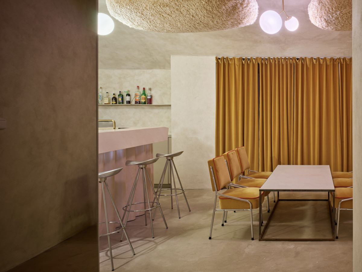 Suterén domu se přeměnil díky architektům Eduardovi a Janě Štěrbákovým na komunitní saunu. (Komunitní sauna; Jana Štěrbáková, Eduard Štěrbák)