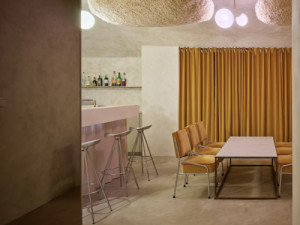 Suterén domu se přeměnil díky architektům Eduardovi a Janě Štěrbákovým na komunitní saunu. (Komunitní sauna; Jana Štěrbáková, Eduard Štěrbák)