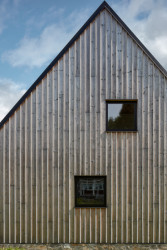 Chalupa v Dolní Malé Úpě, mar.s architects: svislé latě na fasádě