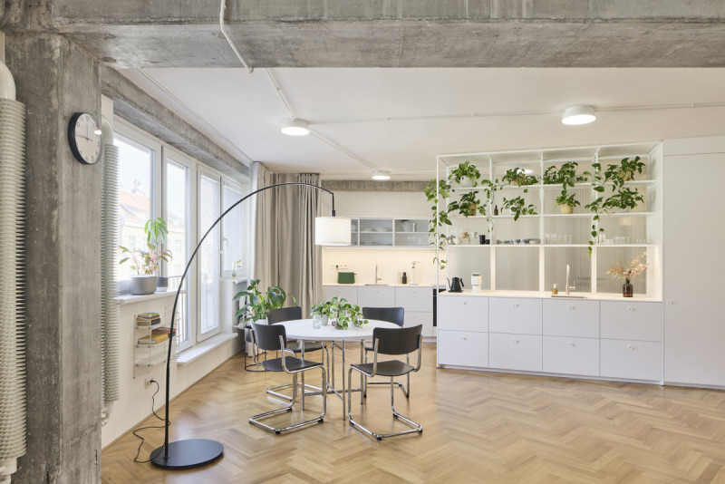 Všechno musí pryč! Architekti odstranili z bytu příčky a dveře. (Byt bez příček; RDTH architekti)