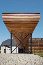 „Protože celý areál nedávno prošel transformací, nebylo možné do stávajících objektů příliš zasahovat, nebo je dokonce demolovat,“ vysvětlují architekti. (Vinařství Kolby v Pouzdřanech, ORA)