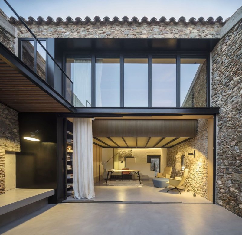 Venkovský dům ve vesnici Cruïlles od Majoral Tissino Architects