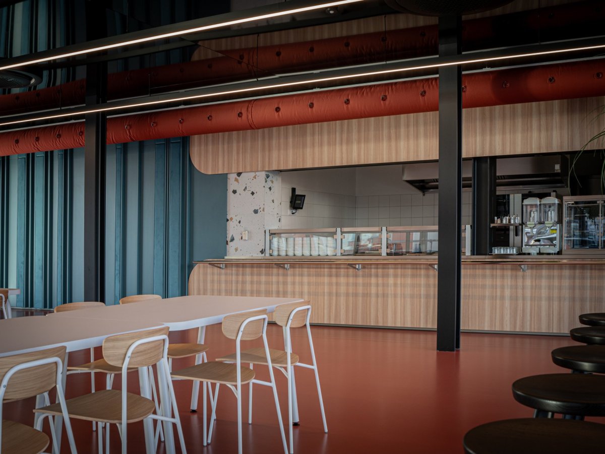 Mjölk architekti ve spolupráci s interiérovou designérkou Jitkou Třmínkovou navrhli jídelnu děčínské firmy RYKO.