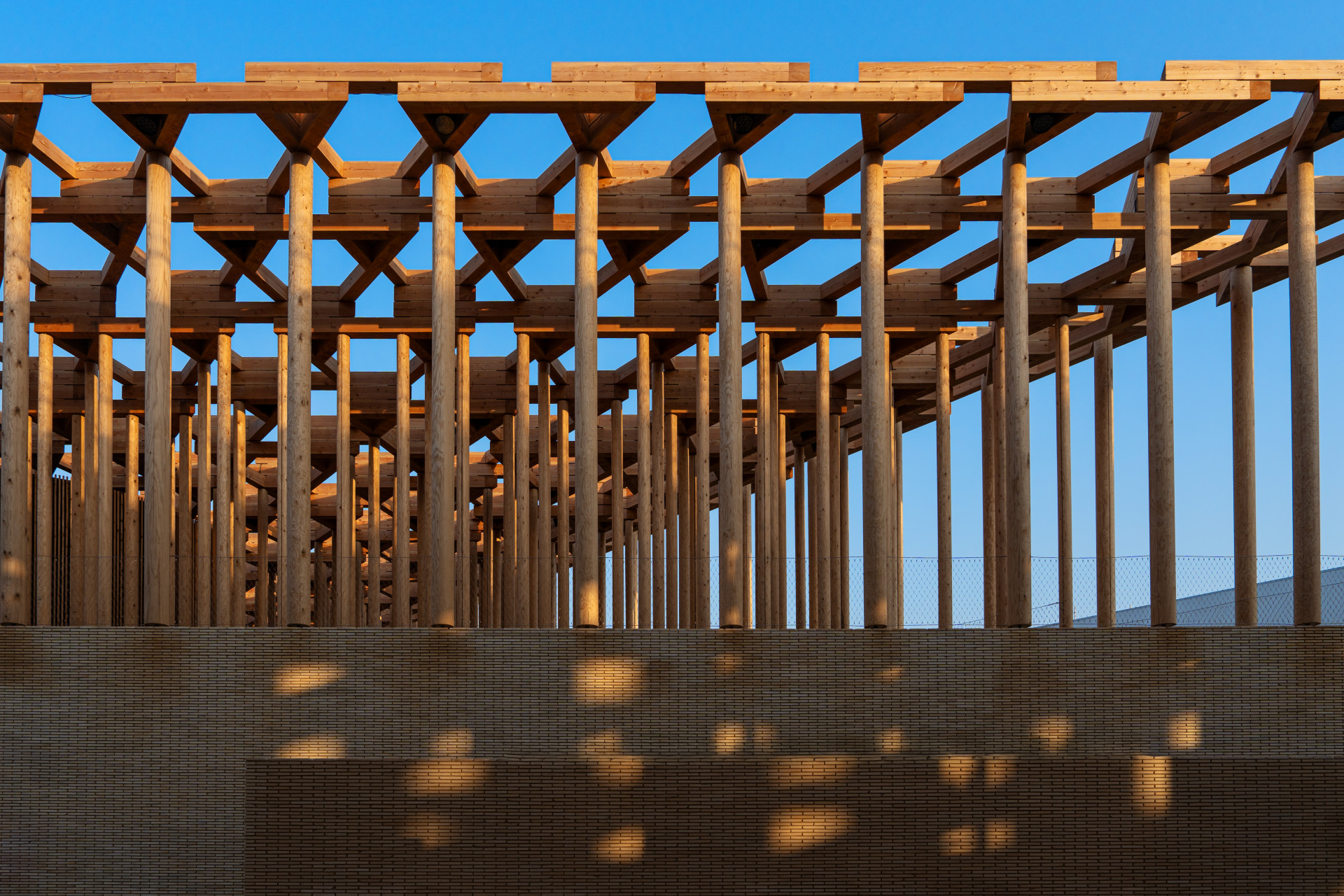 Je to odkaz na přístřešky, které kdysi stály podél hedvábné stezky přes uzbecké území. Dřevěná konstrukce vyrůstá z cihel, které symbolizují půdu.