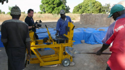 Výroba cihel pro výstavbu domů.