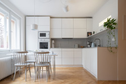 Rekonstrukce bytu v Praze-Bubenči, Papundekl architekti: Uspořádání prostorů se točí kolem víceúčelové komory...