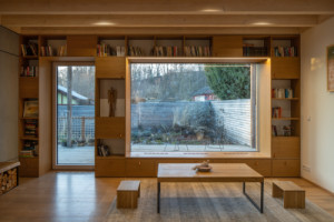 Útulné čtecí zákoutí v knihovně se sedacím parapetem (Dům na Hané; MOLO Architekti)