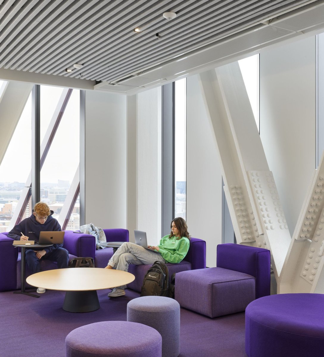 Každé patro má svou barevnost pro lepší orientaci (Centrum výpočetní a datové vědy Bostonské univerzity, KPMB Architects)