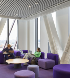 Každé patro má svou barevnost pro lepší orientaci (Centrum výpočetní a datové vědy Bostonské univerzity, KPMB Architects)