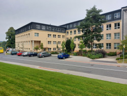 Nástavba základní školy Vidče vyřešila nedostatek prostor pro výuku. Pracuje s kontrastem mezi tmavou současnou vrstvou a původní světlou fasádou z 80. let.