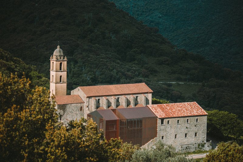 Bývalý františkánský klášter na Korsice po rekonstrukci od Amelia Tavella Architectes