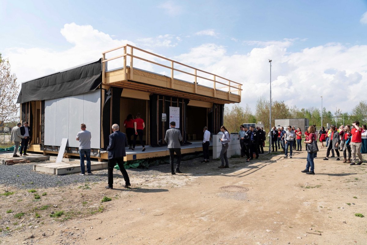 Studenti projekt nejen navrhli a vše spočítali, ale nakonec dům i postavili