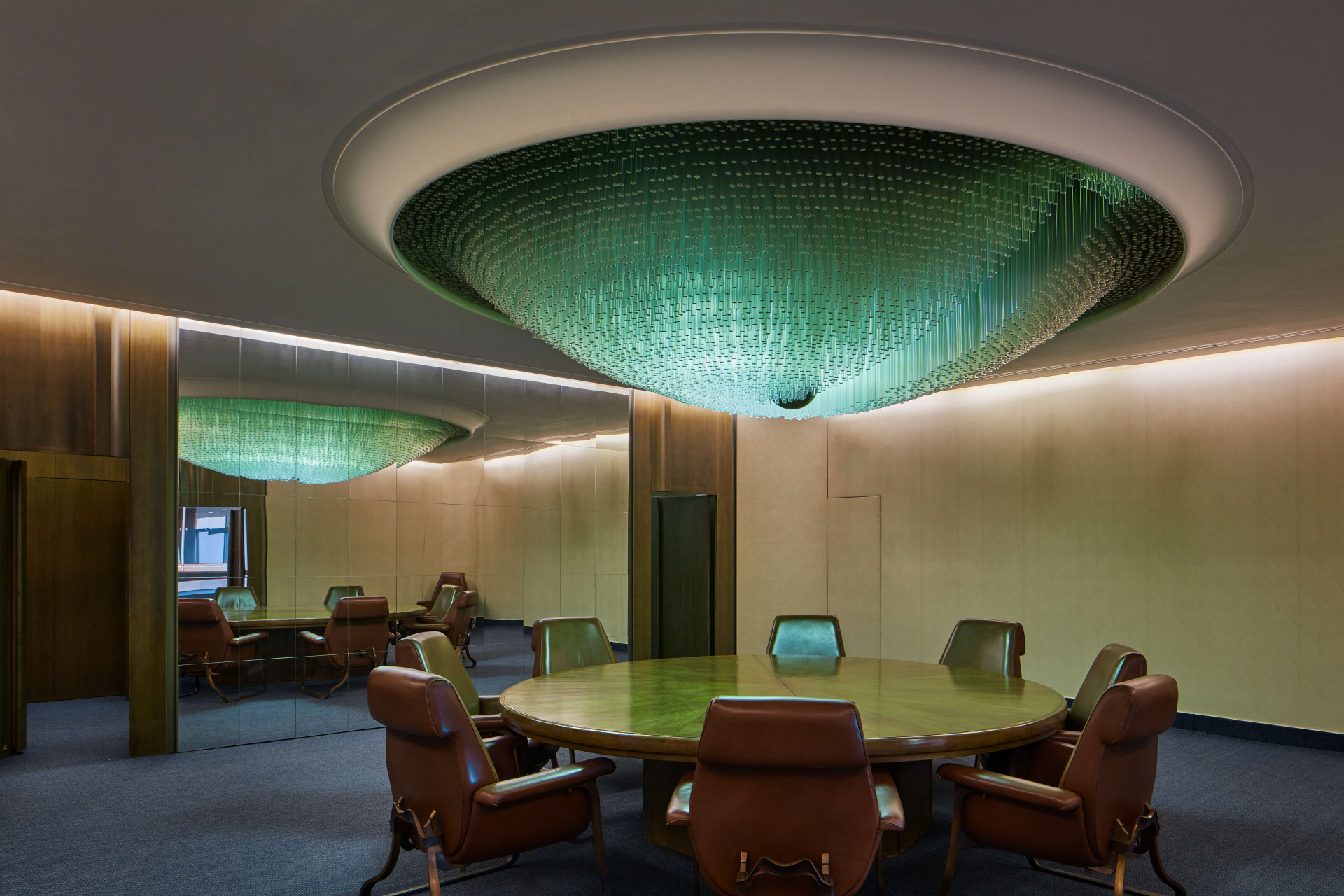 Další podobnou místností je komornější salónek s křesly z antilopí kůže, kde proběhla mimojiné schůzka Václava Havla s Barackem Obamou.