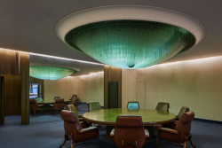 Další podobnou místností je komornější salónek s křesly z antilopí kůže, kde proběhla mimojiné schůzka Václava Havla s Barackem Obamou.