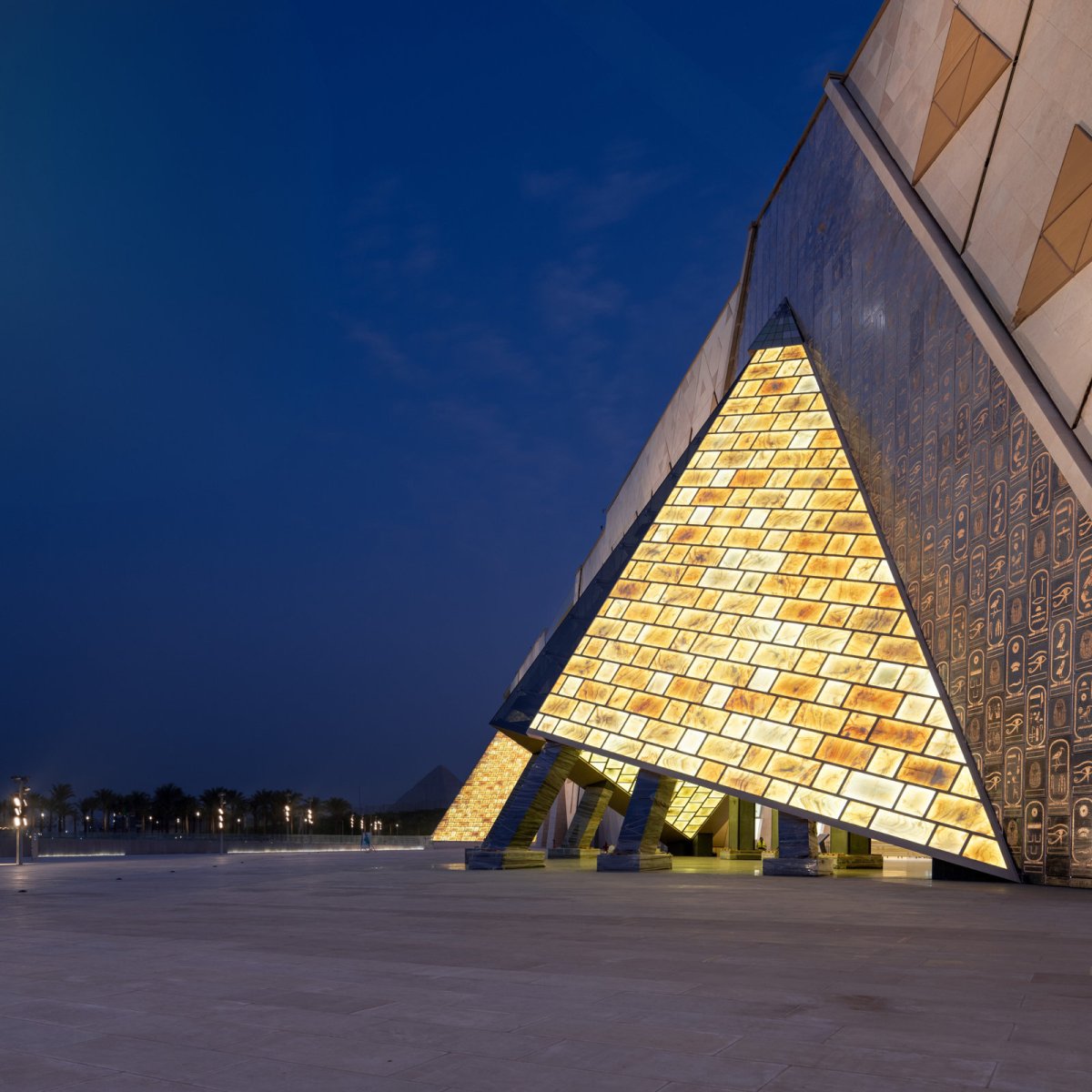 Vstupy do muzea jsou z průsvitného materiálu připomínajícího alabastr, z nějž staří Egypťané vyráběli různé předměty.