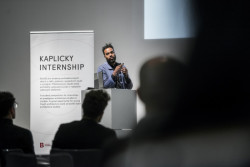 Glenn DeRoche během své přednášky v centru DOX