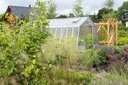 Dostalo se i na skleník. (Zahrada rodinného domu u vodní nádrže Kamýk, Atelier Flera)