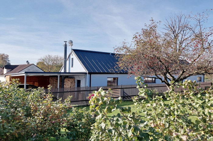 Bydloarchitekti - Vesnický dům Polanka nad Odrou: Architekti návrh přizpůsobili místní tradiční zástavbě