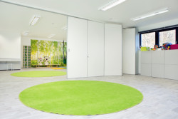 Modulární  Anglicko - česká mateřská školka Teddy Bear ve Vsetíně: Centrální prostor je možné dělit rozkládací příčkou