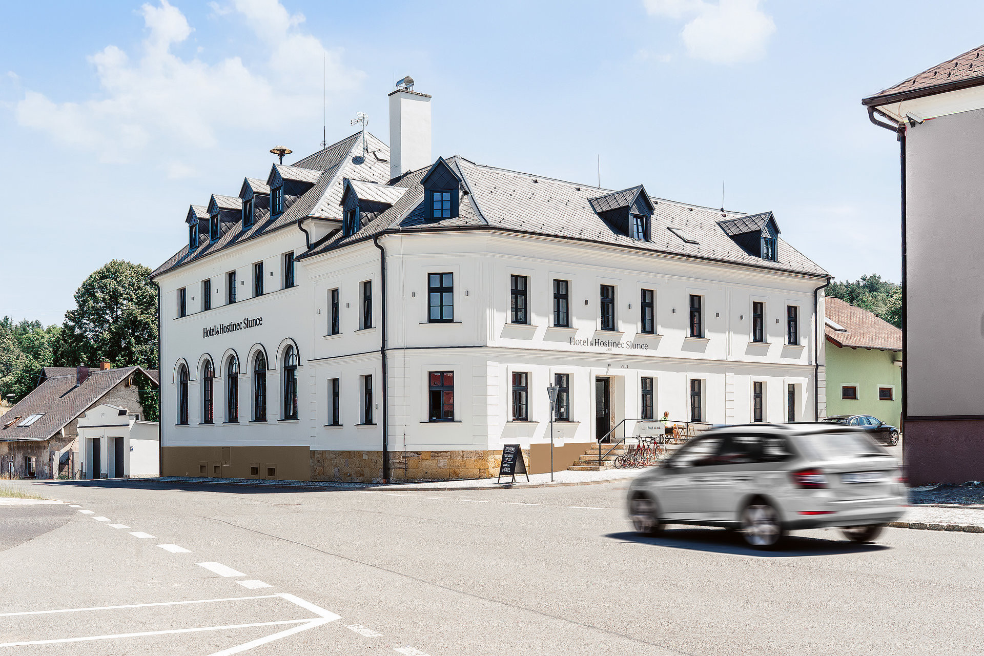 Hotel v Osečné má zpátky svou původní podobu (atelier 67, hotel Slunce v Osečné)