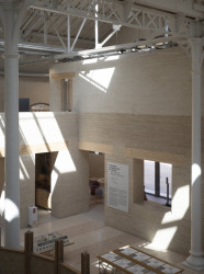 Prostor má bohaté přizozené světlo, které proniká ze střešních oken (Rekonstrukce bývalých železničních dílen; ASSEMBLE, Atelier Luma, BC Architects )