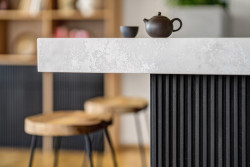 Architekta Tereza Janků je autorkou interiéru bytu v pražských Modřanech. Bytu dominují světlé barvy, přírodní materiály a nádech exotismu