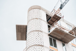 Široký sortiment produktů Silka umožňuje stavět stěny bez zdlouhavého řezání nebo štípání na stavbě.