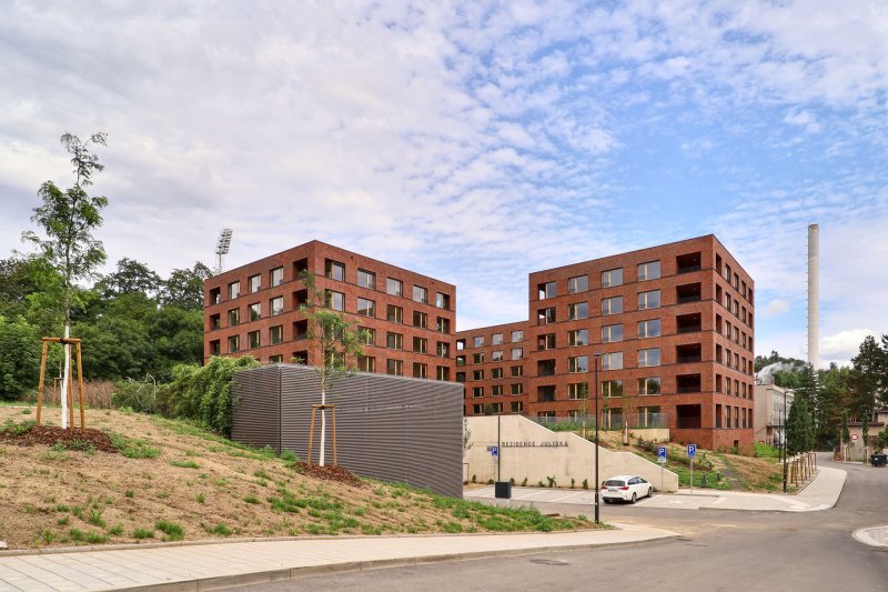 Na Julisce stojí tři nové bytové domy. Navrhlo je studio bod architekti.