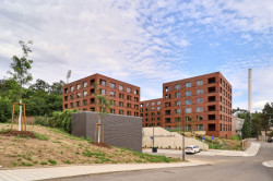 Na Julisce stojí tři nové bytové domy. Navrhlo je studio bod architekti.