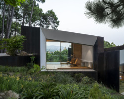 Ateliér Aranguren & Gallegos navrhl dům složený z "boxů". Nachází se nedaleko španělského Madridu a nabízí cenné výhledy na tamější baziliku.