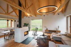 Lukáš Janout Architects jsou autory archetypálního rodinného domu v západních Čechách