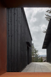 Dům za zdí, Mjölk architekti