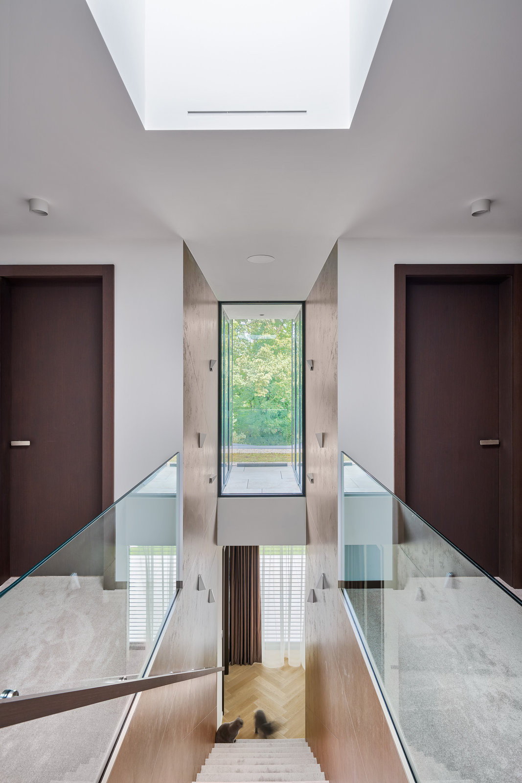 Pohled do interiéru (Rodinná vila v Brně;  KYZLINK ARCHITECTS)