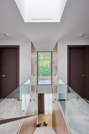 Pohled do interiéru (Rodinná vila v Brně;  KYZLINK ARCHITECTS)