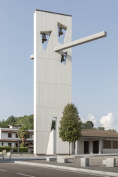 Architekt Matteo Mornata realizoval v italské vesnici Andrate netradiční kostel, jehož fasádu tvoří bílé desky.