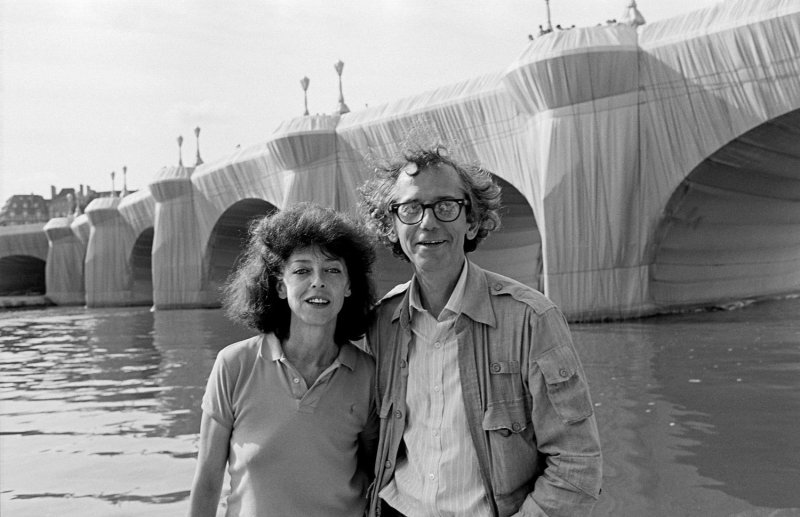 Christo a Jeanne-Claude před zabaleným Pont Neuf (1985) © Wolfgang Volz
