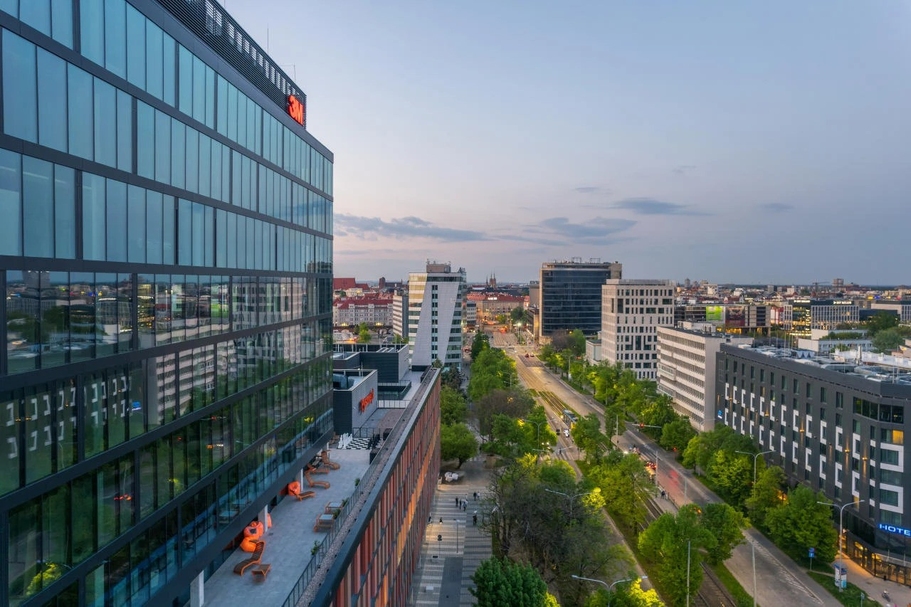 MB-104 PASSIVE v kancelářské budově MidPoint 71 v Polsku ve Vratislavi.