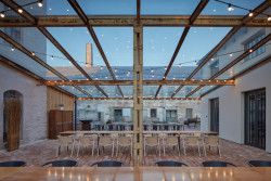 Kocanda Kravsko, ORA: Posedět se zde dá pod oprýskanou ocelovou konstrukcí, kterou vyplnily nové skleněné tabule