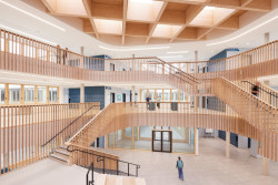 Správně navržené a realizované interiéry vzdělávacích institucí jsou klíčem ke zdravému prostředí, které přímo ovlivňuje celkovou kvalitu vzdělávacího procesu a má významný dopad na duševní a fyzické zdraví studentů a zaměstnanců školy.