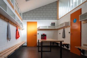 V objektu dál nechybí šatny. (Zázemí sportovního klubu ve Studenci, ateliér CHRAMA)