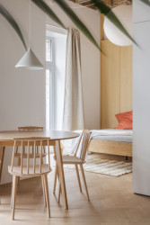 Byt G, Grau Architects: Interiér je laděný do světlých barevných odstínů a přirozené barevnosti dřeva