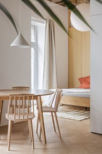 Byt G, Grau Architects: Interiér je laděný do světlých barevných odstínů a přirozené barevnosti dřeva