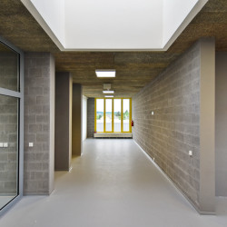 Škola a školka v Letech, Architekt Ondřej Tuček: Betonová tvárnice se propisují i do interiéru.