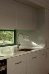 Pohled do kuchyně (Rodinný dům Chřibská od 0,5 Studio)